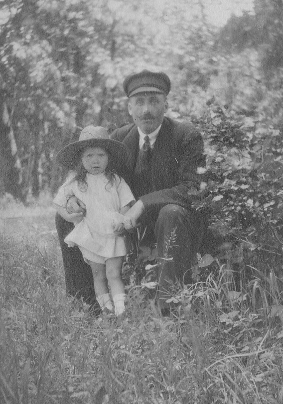 Jeanne avec son père Joseph Plassart instituteur à Plourin , décédé en 1923