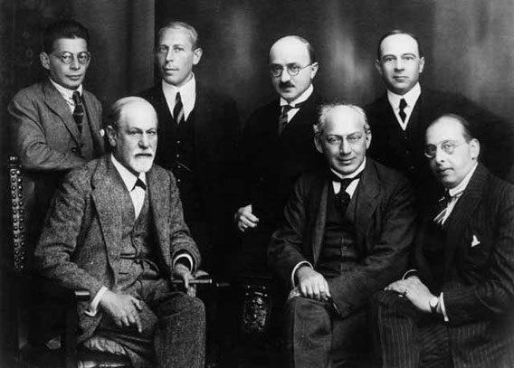 Otto Rank (li.) im Kreis des ‹Geheimen Komitees›, mit S. Freud, K. Abraham, M. Eitingon, S. Ferenczi, E. Jones, H. Sachs (1922)