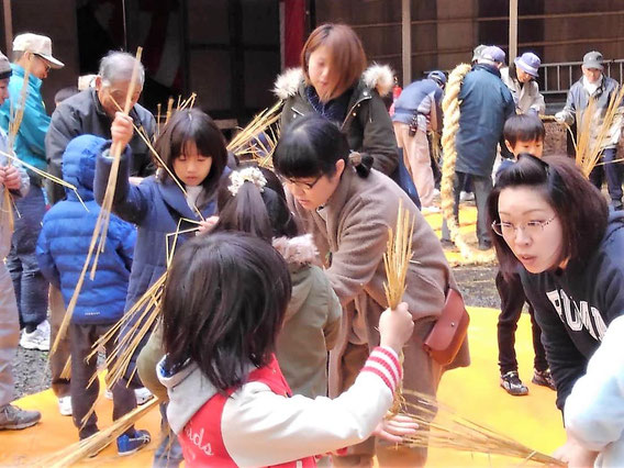 しめ縄作りの様子