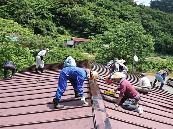 会館の屋根補修作業の様子(令和２年)