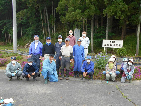 一関市藤沢　第３３自治会(新沼)　花壇定植作業後の集合写真(令和５年６月)