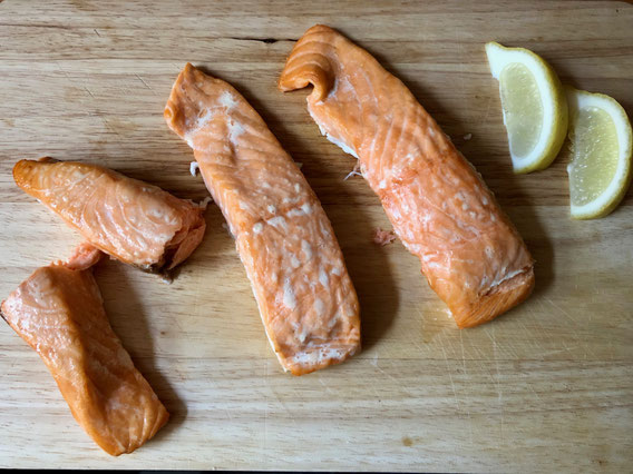 Fertiger Lachs mit Zitronenstücken