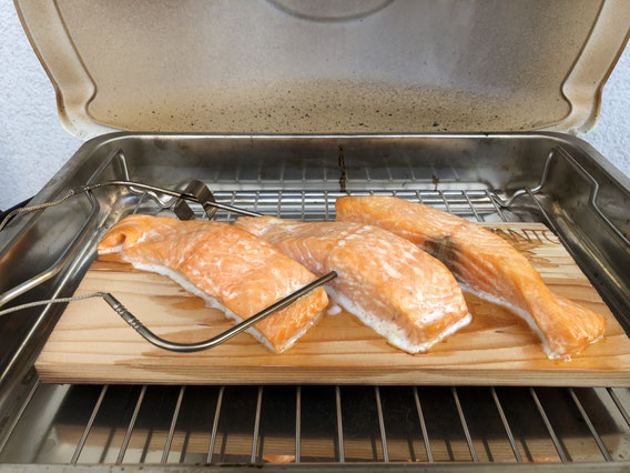 Fertiger Lachs auf der Planke