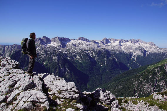 Der Weg führt teils in Gehgelände, teils durch Felsen