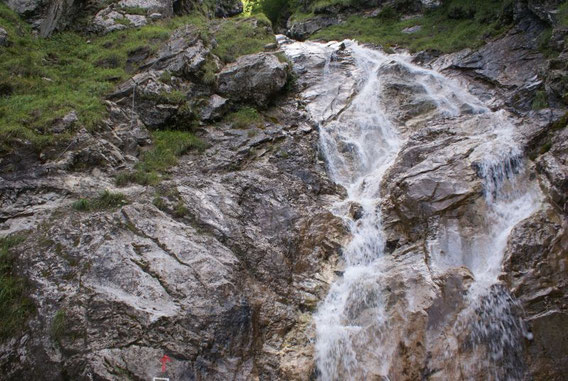 Einstieg beim Wasserfall (links im Bild die Sicherungen)