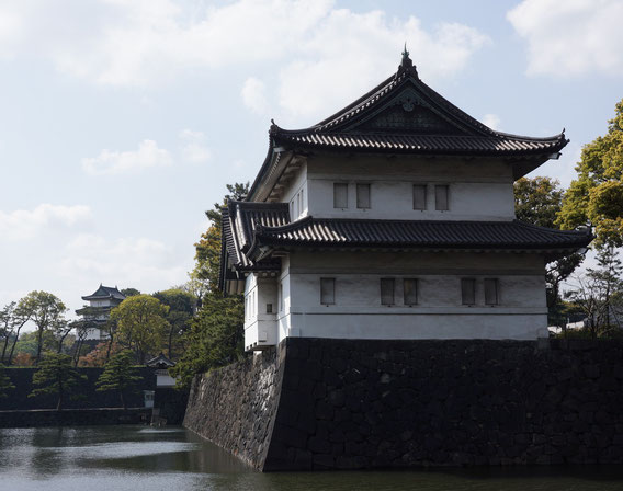 右に桜田巽二重櫓、左奥に富士見櫓が見える