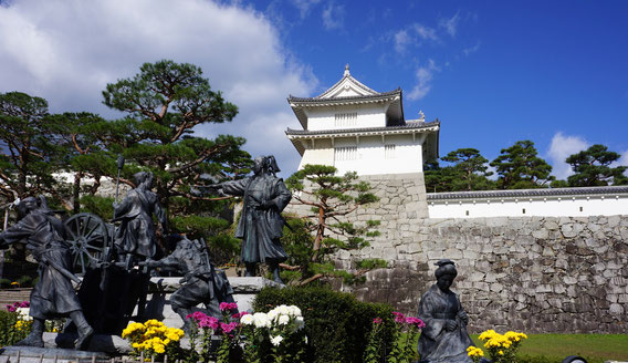 二本松少年隊群像と後ろに見える二本松城