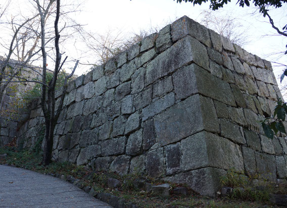 三の丸南側搦手口の石垣
