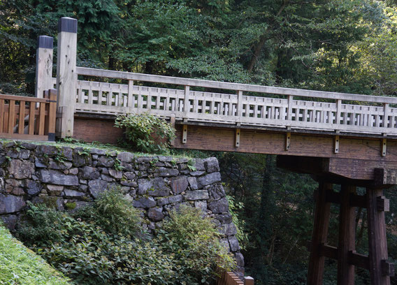 御主殿前の曵橋と石垣