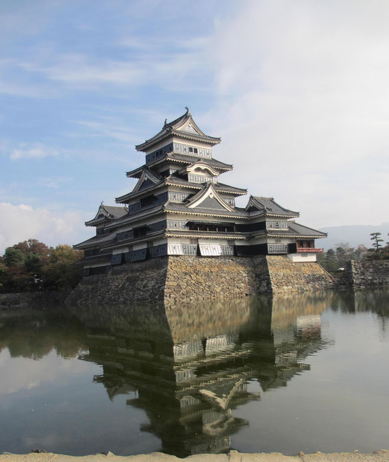 水面に映える松本城