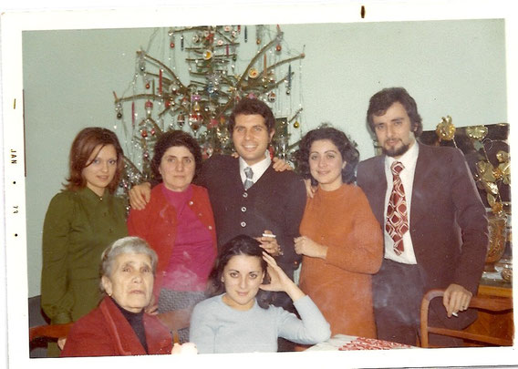 La comare Palladini-mia sorella Elvira-(sedute) da sinistra mia cognata Silvana - mia mamma - mio cognato Giovanni - mia sorella Emilia - mio fratello Pino