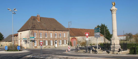 Champaubert fevrier 1814 : la colonne commémorative et l'hôtel où logea l'Empereur.