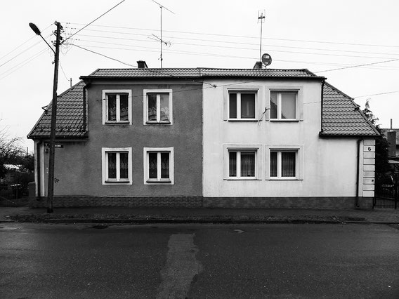 Twin house, Lobez, Poland monocrome, black and white, Dom bliźniak, schwarzweis, Doppelhaus, Doppelhaushälfte 