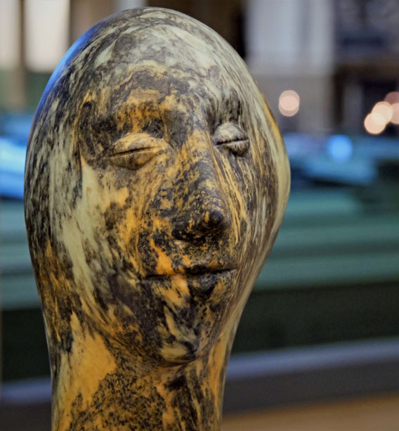 Heidrun Feistner: Müde / La Fatiguée / Tired / für Gertrud Kolmar / Biografische Landschaften / Stein / 33 cm / 2021 / Foto Berndt Püschel
