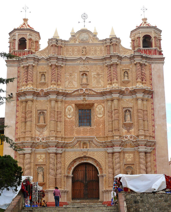 Die pinkfarbene Kirche Santo Domingo ist auf ihrer Barockfassade u.a. mit Habsburger Adlern verziert (Foto Jörg Schwarz)