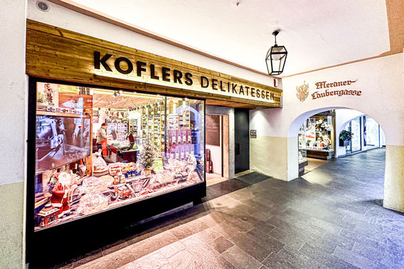 Blick auf den Eingang von Koflers Delikatessen "Meran Lauben" in Meran 