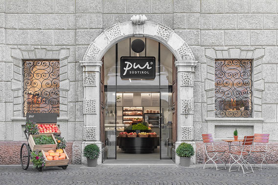 Außenansicht vom Geschäft Pur Südtirol, dem Genussmarkt und Bistro in Bozen 