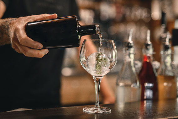 Beim Gin & Tonic Festival in Schenna macht man einen perfekten alpinen Gin Tonic - Gourmet Südtirol