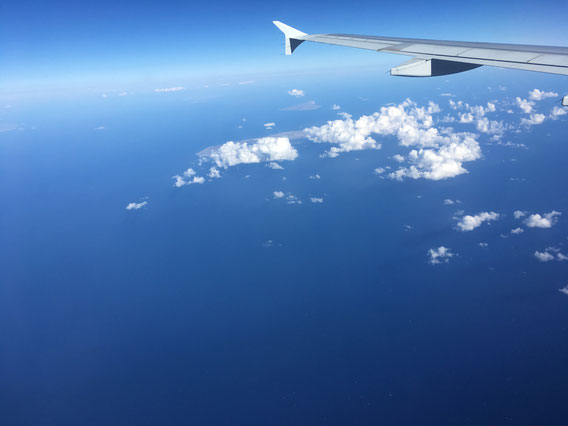 Über dem Ozean fliegen