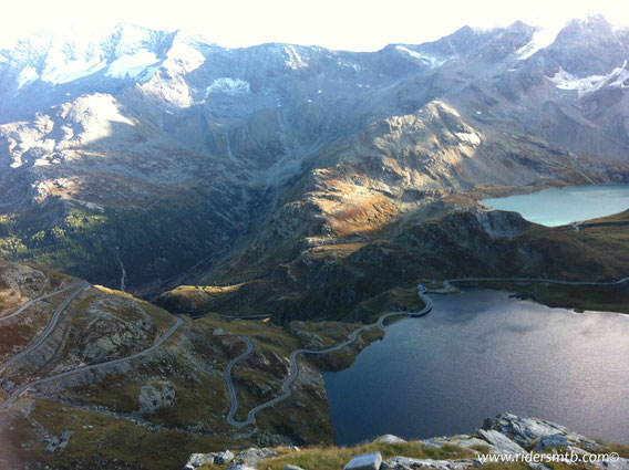 dal Colle del Nivolet il panorama è stupendo ....laghi di tutti i colori 