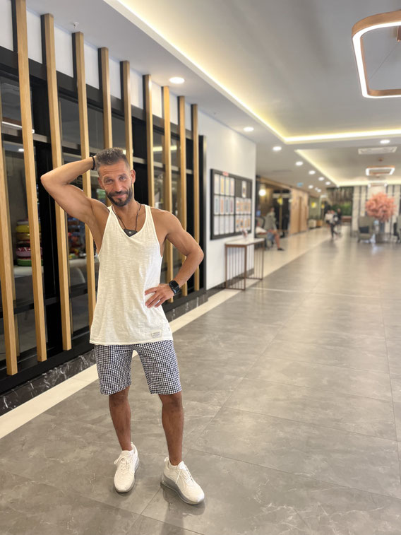 Krafttraining Ergebnis Definition in der Hotel Lobby nach Extrem Bodytransformation