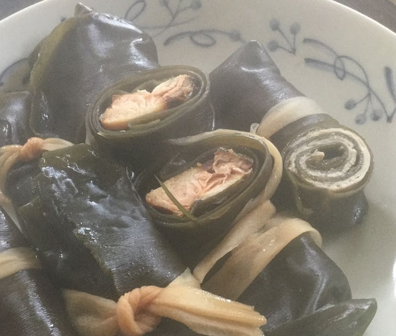 鮭と豚肉を昆布で巻いて