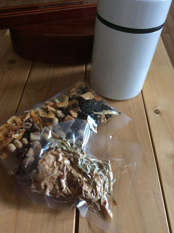 ミックスした乾物をスープジャーに入れて、旨みと栄養たっぷりのスープを職場でも