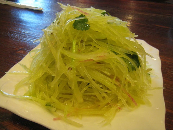上海にて。生の茎チシャの和え物。さっぱりして美味!