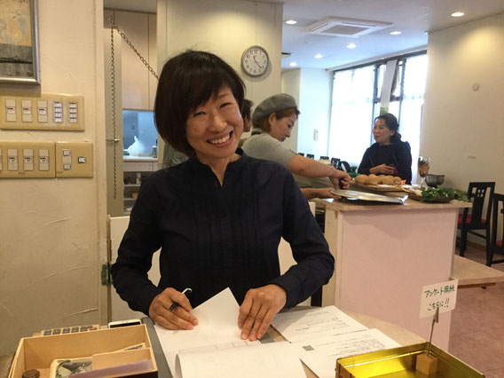受付では、小笠原真紀子さんがこの笑顔でお迎え