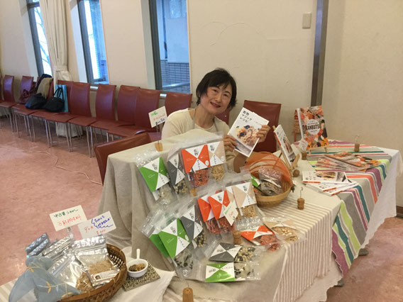 自家製乾物作り講師の森真弓さんは、3回の講座の合間に販売コーナーも担当