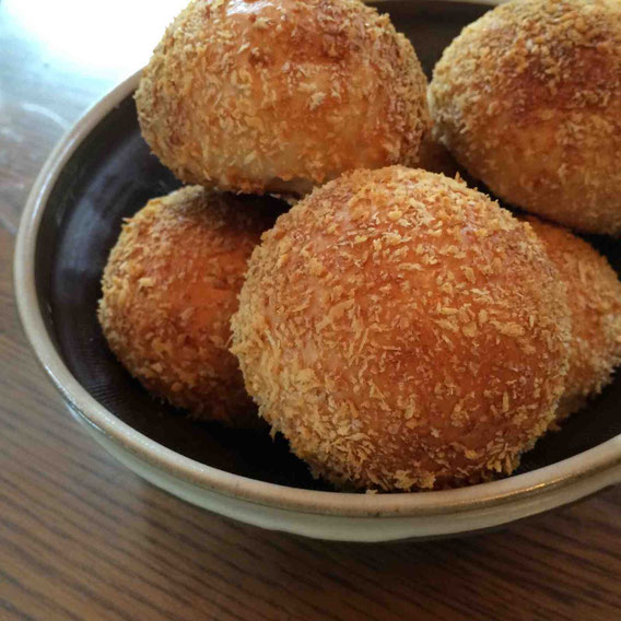 まわりはサクサク、中はもちフワ、カレーパンの中身の乾物は、大根、にんじん、ひじき、ごぼう、椎茸と野菜がたっぷり