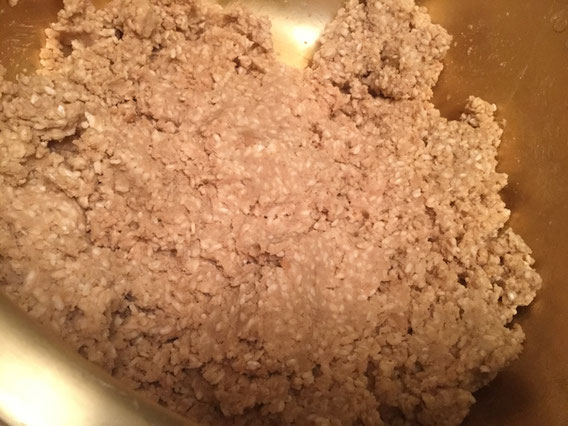 ちょっと味噌っぽい見かけになってきたかな。麹と塩を大豆に混ぜ込みました
