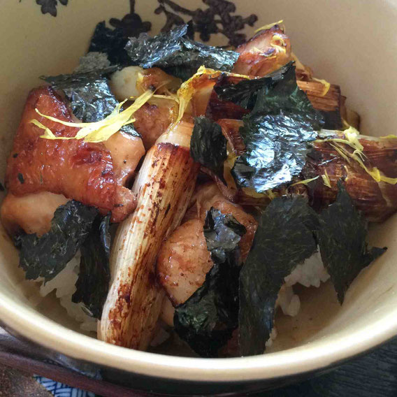 焼き鳥丼に菊のりを散らして