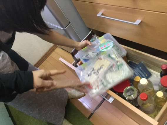 調味料類を収納している引き出しに透明なケースに入れて収納する例