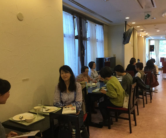 満席の学食