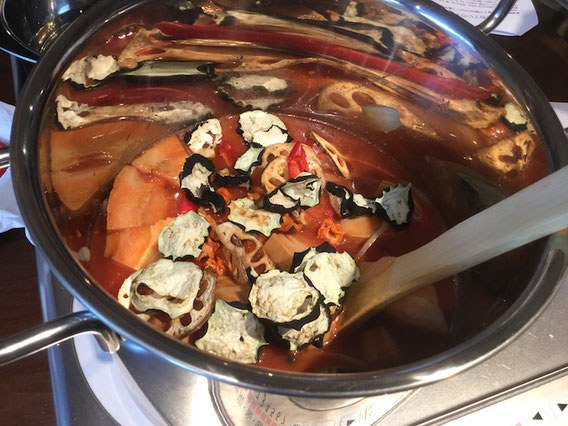 鶏肉と車麩、プルーンとスパイス。そこに干し野菜をそのまま投入して作るモロッコ風シチュー