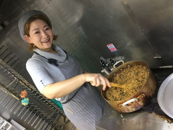 乾物たっぷりスパイスキーマカレーを仕込む阿部由紀さん