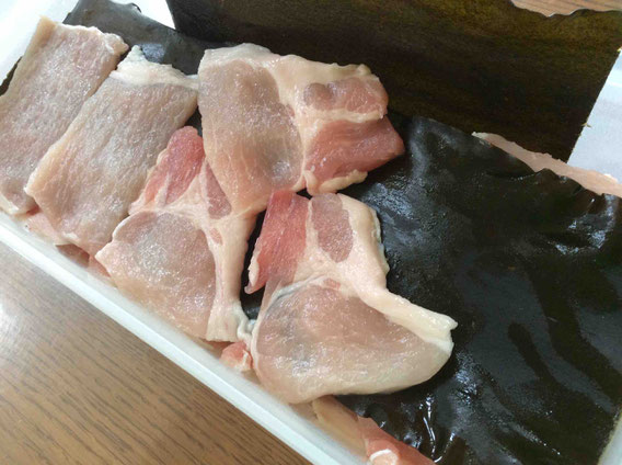 豚肉を昆布で挟む