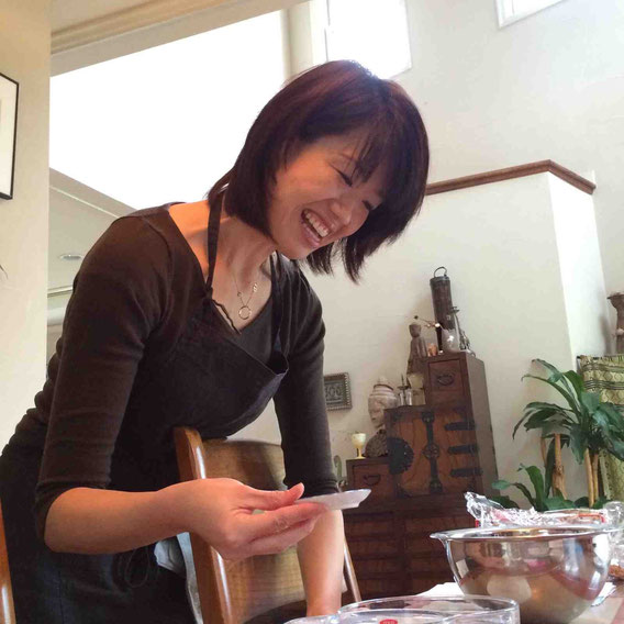 優しい笑顔が魅力の講師の鈴木なお子さん、説明は論理的で、「なぜこうするのか」を説明してもらえるので、とてもよくわかります。「みなさんにこの時間を楽しんでいただきたいんです!」はい、存分に楽しませていただきました!