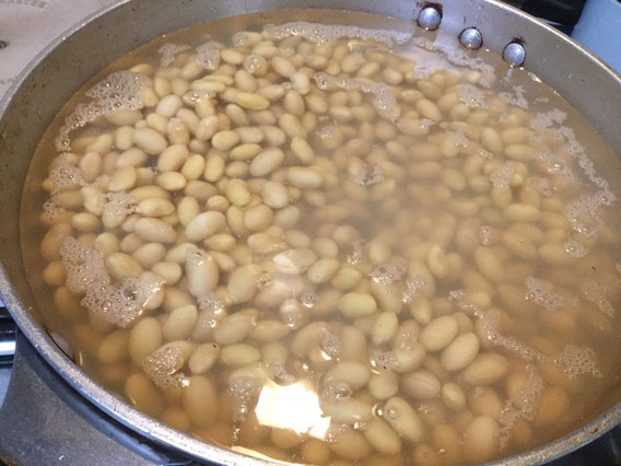 大豆は、12時間以上は水に浸けてから茹でます