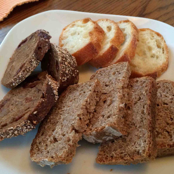 講座とは別にご自身で焼いてきてくださったパン。バゲット、ライ麦パン、黒糖を加え、ドライチェリーとくるみが入ったパン。どれもとっても美味。チーズとともにいただきます