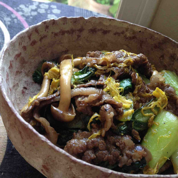 炒め物の最後に菊くりを加えて