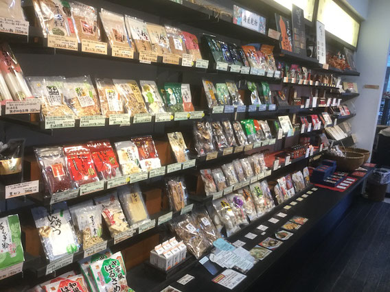 店内にはオリジナル商品を中心に乾物がずらり。七味づくり体験もできます