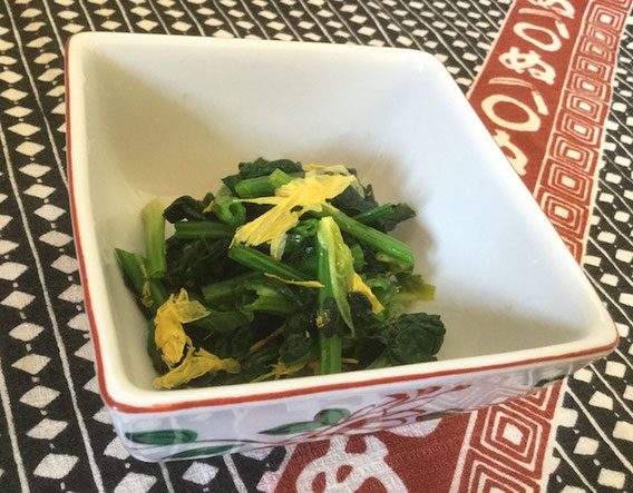 菊のりを散らしたほうれん草のお浸し
