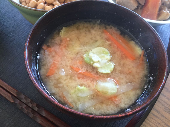 大根と人参を千六本に切ったものと青大豆の打ち豆の組み合わせのお味噌汁は最高!