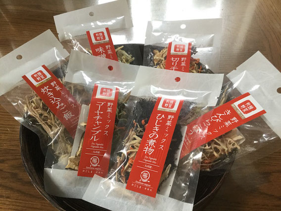 いろいろな乾燥野菜ミックスが市販されているので、上手に使って