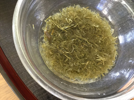 納豆昆布がかぶるくらいの水を加えます