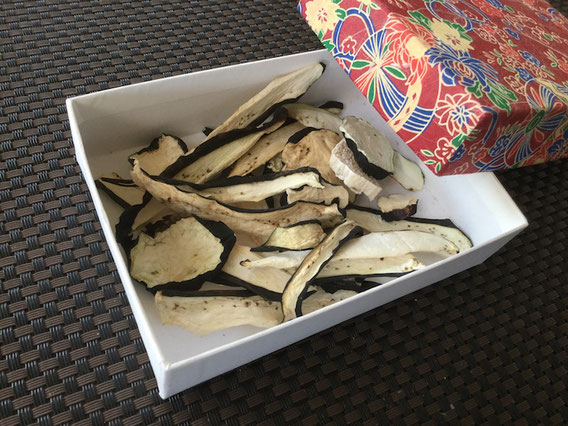 干したナスは、通気性を保つため、紙箱や木箱に入れるのがいいのです