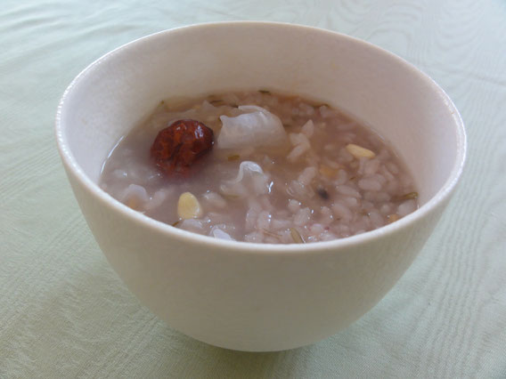 お粥を炊くときに棗も一緒にコトコト。