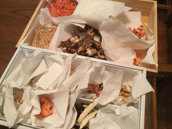 自家製乾物は、木箱や紙箱に保管しています